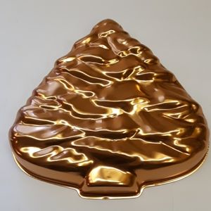 Vintage Christmas Tree Cake Pan- exterior copper c